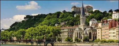 Cette ville de 7600 habitants du nord de l'agglomération lyonnaise, c'est Neuville sur ...