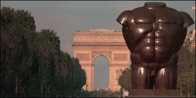 Quel artiste colombien a été le premier artiste étranger à exposer ses sculptures sur les Champs-Elysées en 1993 ?