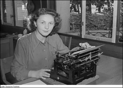 Ce n'est qu'au début du XXe s. avec l'expansion [...de quoi ?...] que la profession aura nettement tendance à se féminiser.