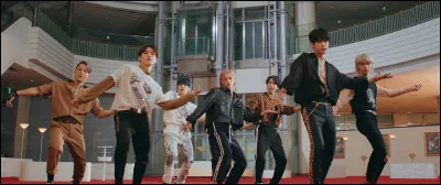 Qui porte des hauts traditionnels rouges ?