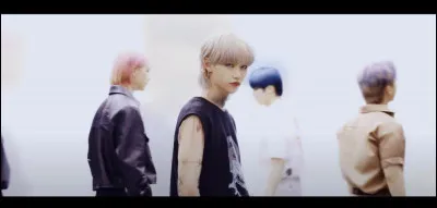 Qui porte un gant seulement sur sa main gauche ?