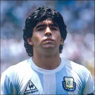 Diego Maradona est une figure incontournable du football et a été champion du monde en 1986. Comment a-t-il marqué lors de ces quarts de finale face à l'Angleterre ?