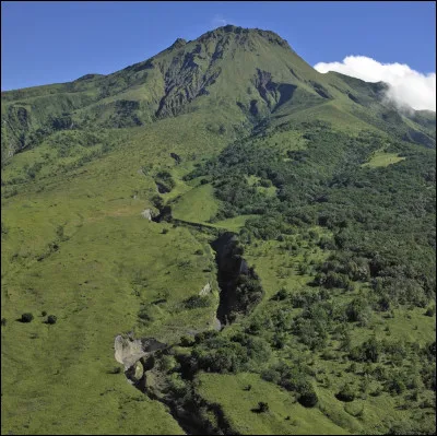 Comment s'appelle le sommet de la Montagne Pelée ?