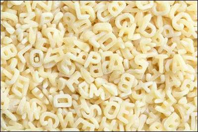 Après cette belle journée à la plage, tu rentres dans ta maison de vacances. Ta maman a cuisiné un délicieux bouillon de légumes avec des petites pâtes en forme de lettres pour le dîner !
Que fais-tu ?