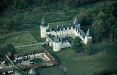 Je vous propose de prendre un peu de hauteur, en survolant le château du Gué-Péan, à Monthou-sur-Cher. Village de l'arrondissement de Romorantin-Lanthenay, il se situe ...