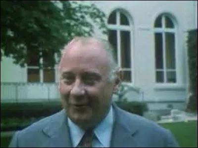 C'est un proche du nouveau président Giscard d'Estaing, nommé en mai 1974, il reste à l'Intérieur jusqu'en mars 1977 : c'est ...