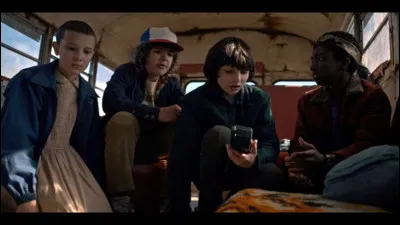 Où se sont cachés Eleven, Mike et un copain quand ils ont vu la police ?