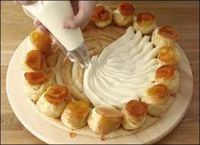 La crème chiboust est une crème pâtissière, allégée à chaud de blancs d'oeufs battus en meringue.