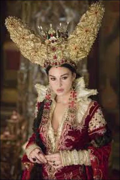Un couvre-chef doré tout à fait impressionnant est porté par Monica Bellucci dans ce film