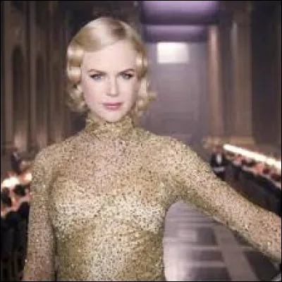 De l'or très chic sur la mère de cinéma la plus élégante, mais aussi la plus vénéneuse et la plus froide