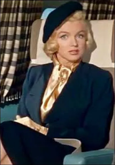 Jolie blouse dorée pour une Marilyn bien sage,et élégante, en tailleur et béret