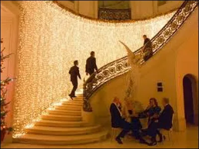 C'est tout le grand escalier qui s'embrase en doré pour cette soirée de Noël qui présente quelques côtés étranges