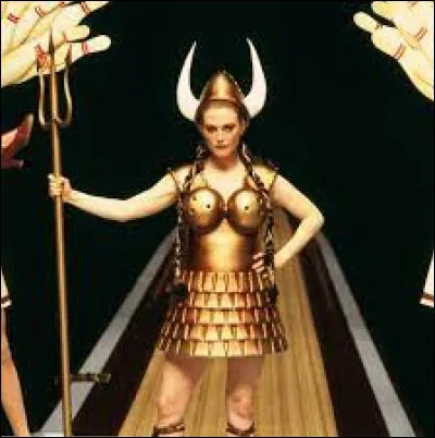Le costume doré, qui semble être celui d'une walkyrie new look, est celui de l'artiste peintre déjantée que séduit ou qui séduit le héros de ce film