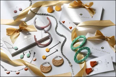 Grâce à quoi tombe-t-elle dans ce monde ?