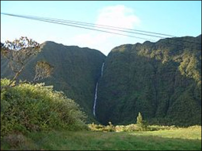 Où se trouve la " cascade Biberon ", haute de 250 mètres ?