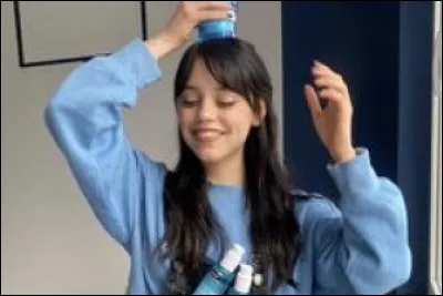 Le pull de Jenna est...