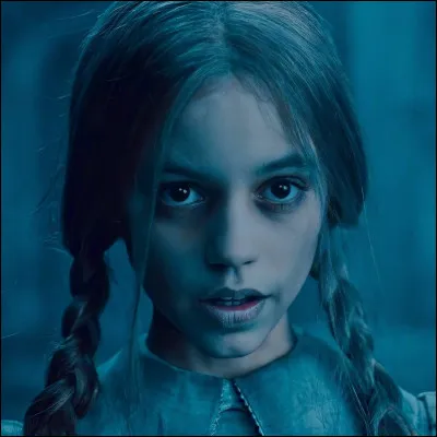 C’est l’actrice de Mercredi (Jenna Ortega) qui interprète Goody (son ancêtre).