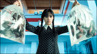 De qui vient la chanson "Je ne regrette rien " lors de l'attaque des piranhas ?