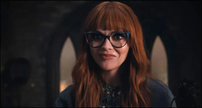 Quelle sorte de fleur, Marilyn Thornhill offre-t-elle Mercredi pour son premier jour à Nevermore ?