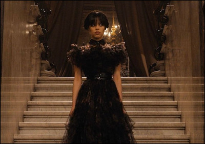 Qui offre la robe de bal à Mercredi ?