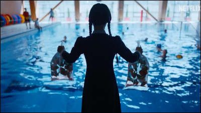 Après avoir attaqué le frère de Mercredi, qu'est-ce qu'un des garçons a perdu lors de l'attaque des piranhas ?