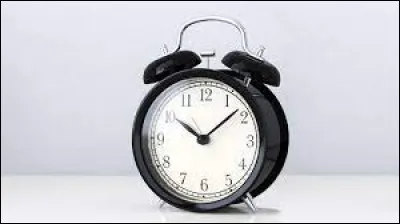 Qui est ce réveil rangé dans un placard qui remet toujours ses pendules à l'heure ?