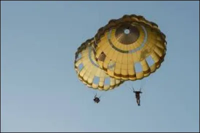 À qui appartient ce parachute pour pouvoir descendre des fenêtres en douceur ?