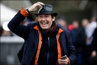 Sur quelle station radio démarre-t-il sa carrière audiovisuelle 
en 1987 ?