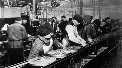 La révolution industrielle a été une période de développement scientifique et technologique au XVIIIe siècle. C'est l'époque du livre Oliver Twist, écrit par :