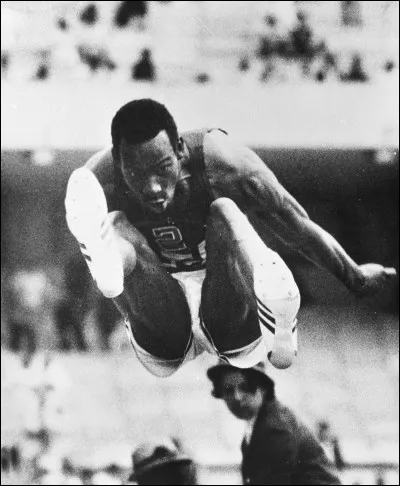 Qui est médaillé d'or et recordman olympique du saut en longueur à Mexico en 1968 ?