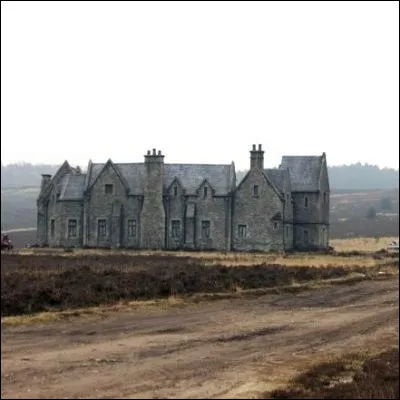 Quel film de la saga James Bond porte le nom du manoir familial écossais de la famille Bond ?