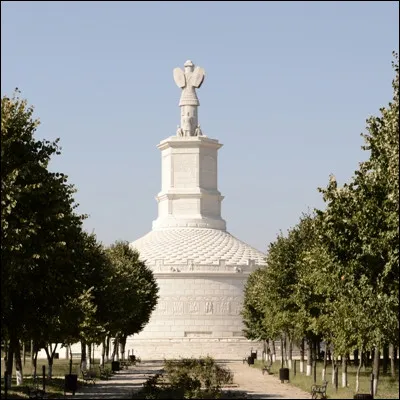 Quelle récompense doit son nom à un monument commémorant une victoire militaire ?