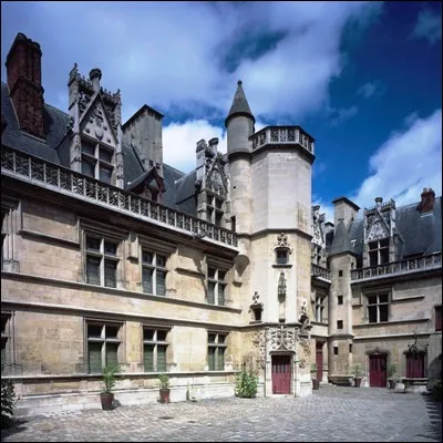 Quelle tapisserie exposée à Cluny représente les cinq sens ?