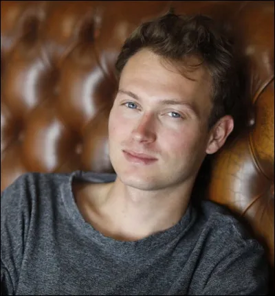 Quelle activité, Jules, le fils de la commissaire exerce-t-il ?