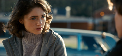 Lorsque ces deux-là attendent la venue du monstre dans la maison des Byers, qui arrive à ce moment pour s'excuser auprès de Nancy ?