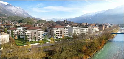 Dans quel département la commune de Bonneville est-elle située ?