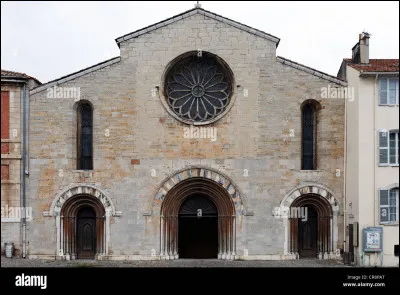 Qui chantait "La Bonne du curé" ?