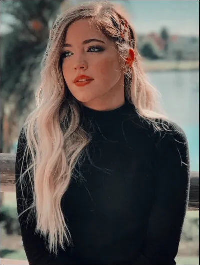 De qui Mia est-elle amoureuse ?