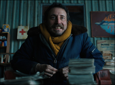 Quel est le nom du pilote qui est censé ramener Joyce, Hopper, Enzo et Murray en Amérique ?