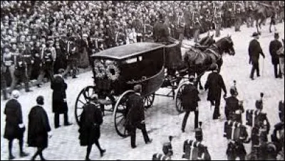Victor Hugo décède le 22 mai 1885 à Paris. Combien de personnes suivent le cortège funèbre jusqu'au Panthéon ?