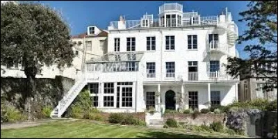 Lors du coup d'État de 1851, il tente d'organiser une résistance puis doit quitter le territoire. Quel sera son principal lieu d'exil durant 19 ans ?