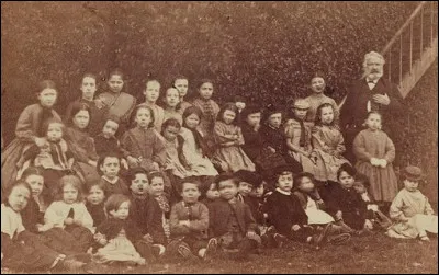 Tout au long de sa vie, il pratique la charité pour combattre la misère. Qu'organise-t-il, tous les mardi, lors de son exil ?