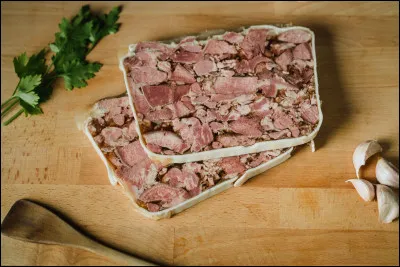 Quel animal fournit l'ingrédient principal du fromage de tête (ou tête pressée) ?