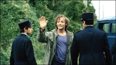 Dans quel film Patrick Dewaere joue-t-il le rôle d'un footballeur accusé à tort de viol ?