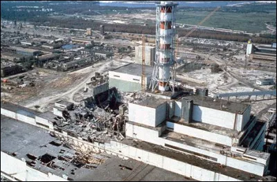 Les barres de contrôle du réacteur sont éjectées par de petites explosions provoquées par un mélange d'hydrogène et d'oxygène ; quelle réaction chimique en avait provoqué la production ?