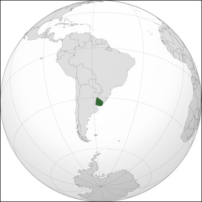 Ce petit pays d'Amérique du Sud est souvent considéré comme l'un des pays les plus stables et les plus démocratiques de ce continent. C'est également le premier pays à avoir gagné la Coupe du Monde au football. Quel est-il ?