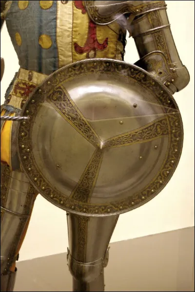 Quel mot désigne un grand bouclier circulaire utilisé au XVIe siècle par les fantassins ?