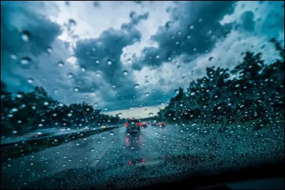 En France, quelle est la vitesse maximale sur autoroute par temps de pluie ?