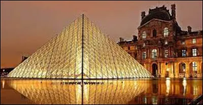 Il s'agit de penser à un autre Musée parisien que celui de la photo, où sont le plus souvent exposées des oeuvres d'artistes photographes...