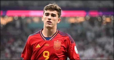 Gavi est un jeune footballeur âgé de 18 ans évoluant au FC Barcelone. Quel est son poste ?